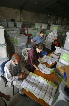Komise pro volební stížnosti kontroluje volební lístky.