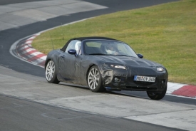 Nürburgring je automobilkami stále hojně využíván k testování a ladění jejich nových aut. Každá z nich se tím ráda pochlubí.