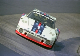 Porsche 935 ve snad nejznámější zatáčce okruhu, klopené Karusell.
