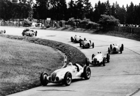 Od roku 1934 opanovaly ring takzvané „stříbrné šípy“, nacisty podporované závodní vozy značek Auto-Union a Mercedes-Benz.