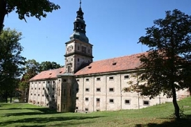 Barokní sýpka kláštěra v Plasicích.