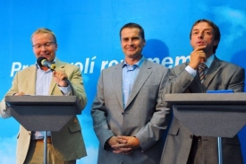 Podle Vodrážky (uprostřed) mají kampaň zaplatit daňoví poplatníci.