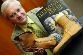 Petr Hlav&aacute;ček ukazuje věrn&eacute; repliky bot voj&aacute;ků terakotov&eacute; arm&aacute;dy.