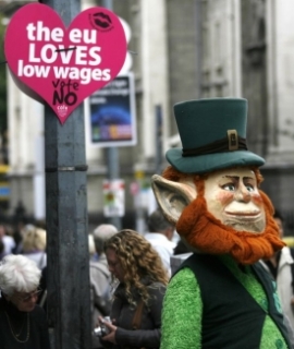 Odpůrci smlouvy tvrdí, že EU sníží irské minimální mzdy.