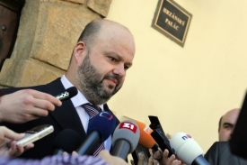 Pecinův úřad nesouhlasí, že by projevy KSČM byly za hranicí zákona.
