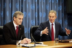 Žhavý favorit na prezidenta EU - Blair (vpravo, OSN v září 09).