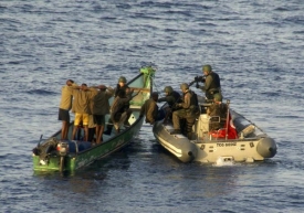 Turečtí vojáci pod vlajkou NATO zatýkají somálské piráty.