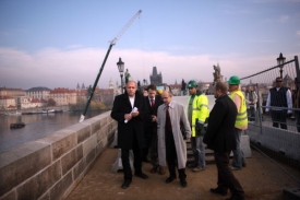 Ministr Jehlička při loňské rekonstrukci karlova Mostu.