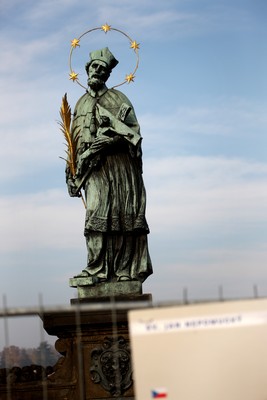 Svatý Jan Nepomucký na Karlově mostě v Praze.