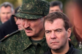 Prezident Lukašenko (vlevo) a ruský spojenec Dmitrij Medveděv.