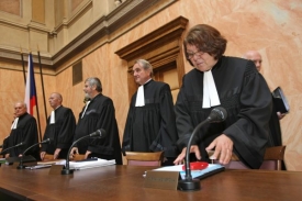 Ústavní soud odmítl *zrušení novely* související s Lisabonem.