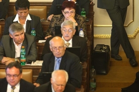 Břetislav Petr (vpravo pod kolegyněmi) při práci ve sněmovní lavici.