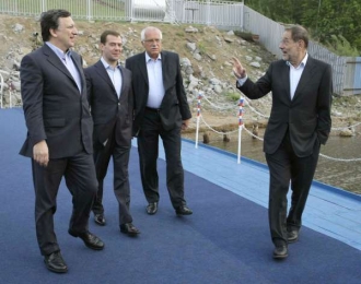 Klaus dělá Bruselu vrásky. Na snímu s Barrosem, Solanou a Medveděvem.