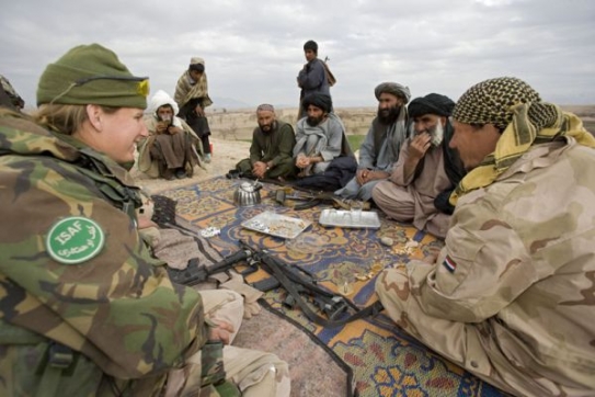 Holandští vojáci diskutují s místními na jihu Afghánistánu.