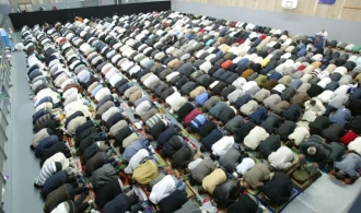 Muslimové se modlí při ramadánu ve francouzském Mouans Sartoux