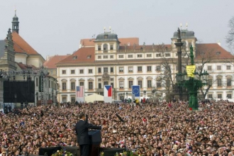 Obama v Praze. Vizí světa bez jaderných zbraní v Oslu zabodoval.