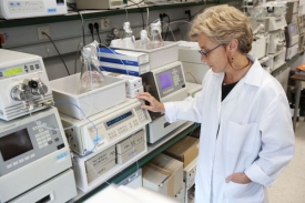 Výzkum v oboru biotechnologií je náročný na laboratorní vybavení.