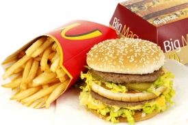 Představa hamburgeru na dohled od Louvru vzbudila rozruch v médiích.