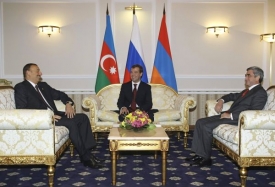 Na prezidenty Arménie a Ázerbajdžánu si však Medveděv čas udělal.