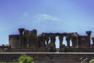 Zvarthnocká katedrála je v Arménii, hora Ararat už za hranicí.