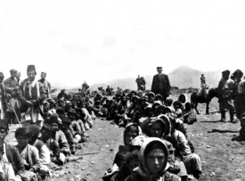 Arménští uprchlíci z Osmanské říše čekají na loď.