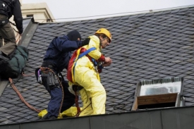 Ze střechy Strakovy akademie sundala Greenpeace zásahová jednotka.