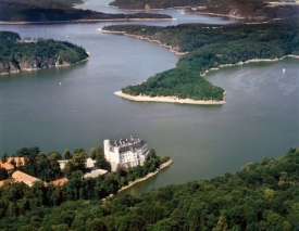 Za jasného počasí je vidět i část Orlické přehrady a zámek.