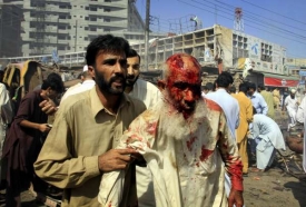 Jedna z obětí čerstvých pumových útoků v Pákistánu.
