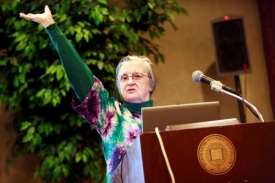 Elinor Ostromová je první ženou, která NC za ekonomii získala.