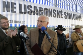 Podle deníku řekl Klaus, že lisabonskou smlouvu nepodepíše.