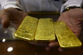 Cena zlata dosahuje letošních maxim.