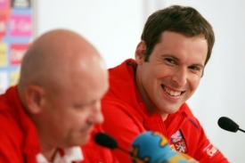 Petr Čech (vpravo) s trenérem Ivanem Haškem na tiskové konferenci.
