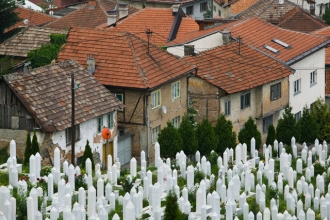 Lidé v Sarajevu stále žijí ve stínu válečných hrobů.