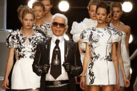 Karl Lagerfeld trvá na tom, že do módního světa patří štíhlé modelky.