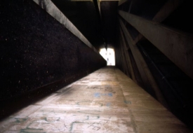 Některé tunely pokrývají grafitti.
