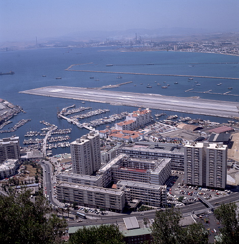 Letiště Gibraltar je ze dvou stran obklopeno mořem.