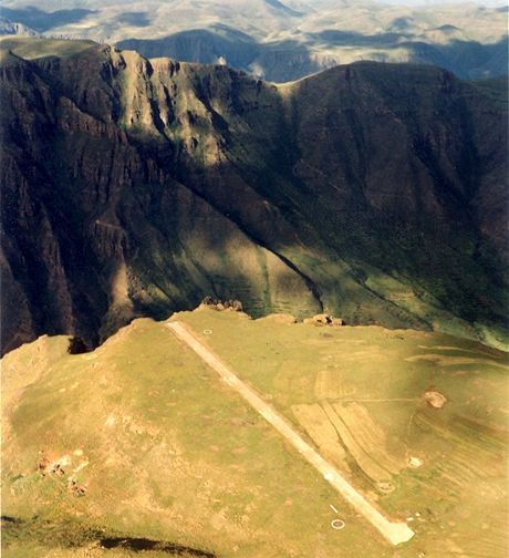 Přistávací dráha Matekane je umístěna na okraji hory.