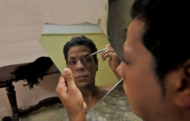 Kubánský transsexuál se připravuje na vystoupení.