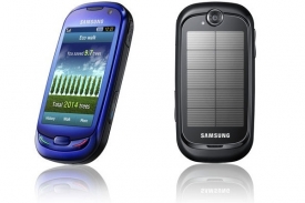 Mobil je vybaven solárním panelem na zadní straně přístroje.