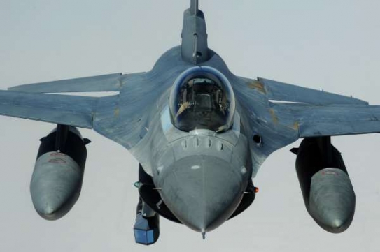 Americký F-16CJ Fighting Falcon nad Afghánistánem.