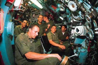 Izraelští vojáci v ponorce třídy Gal.