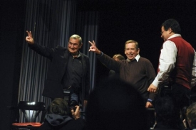Václav Havel a Jiří Křižan se rozloučili tradičním gestem.