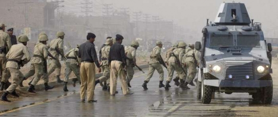 Armáda zasahuje proti útočníkům na FIA v Láhauru.
