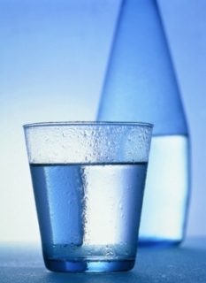 Lidé se slabostí pro vodu prý méně touží po sladkém.