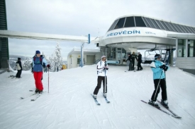V některých horských střediscích se o víkendu začne lyžovat.