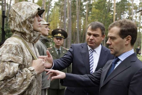 Medveděv si prohlíží uniformy na cvičení ODKB.