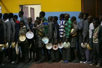 Chudí Zimbabwané čekají na příděl jídla.