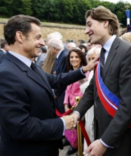 To mám ale šikovnýho kluka. Sarkozy a syn u památníku Mont Valerien