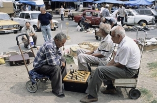 V Jerevanu potkáte šachisty jen tak na chodníku.