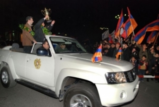 Přivítání hrdinů. Arméni loni obhájili zlato na šachové olympiádě.